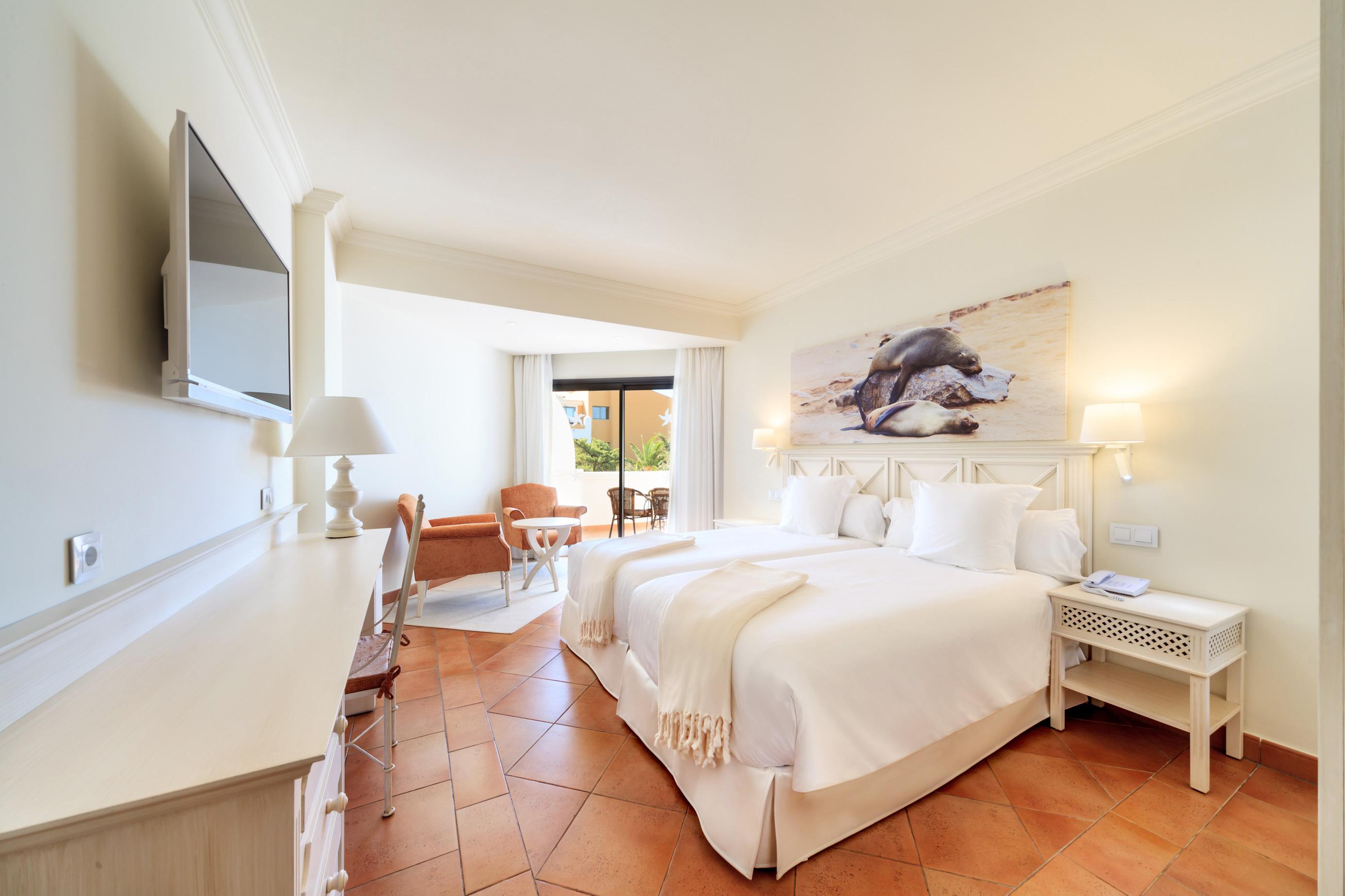Iberostar Selection Andalucia Playa Hotel Chiclana de la Frontera Ngoại thất bức ảnh A room at the hotel