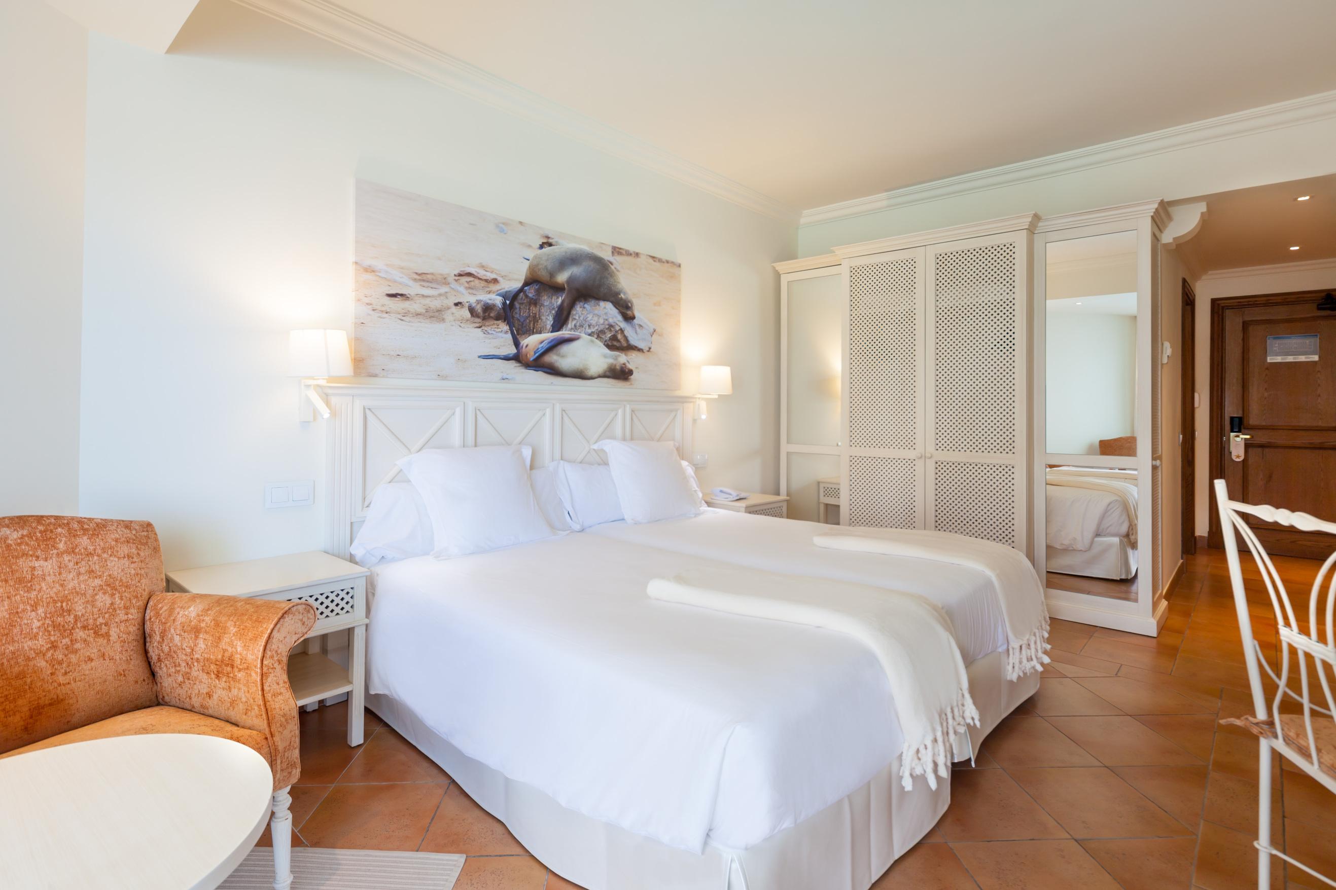 Iberostar Selection Andalucia Playa Hotel Chiclana de la Frontera Ngoại thất bức ảnh A room at the hotel
