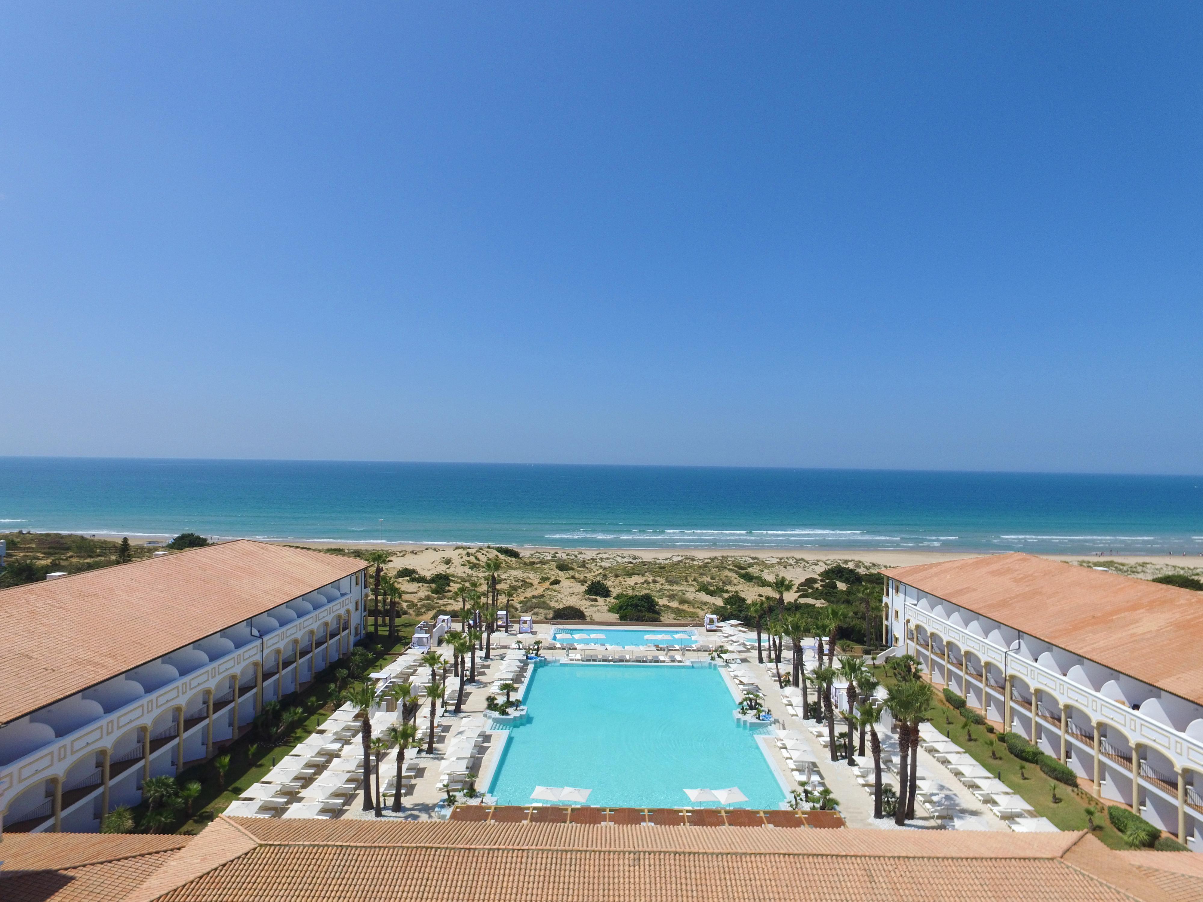 Iberostar Selection Andalucia Playa Hotel Chiclana de la Frontera Ngoại thất bức ảnh A view of the beach from the hotel