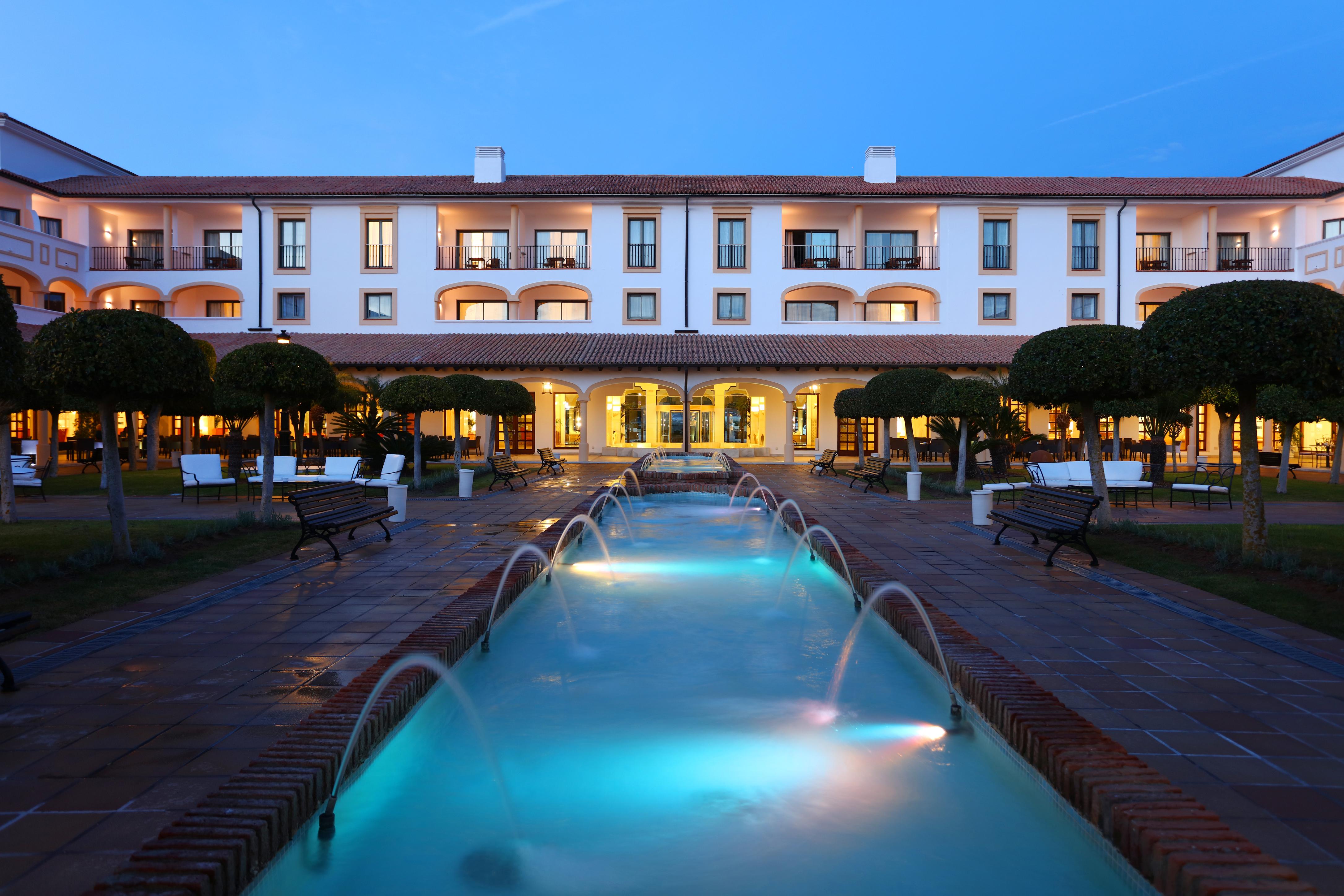 Iberostar Selection Andalucia Playa Hotel Chiclana de la Frontera Ngoại thất bức ảnh The hotel at night