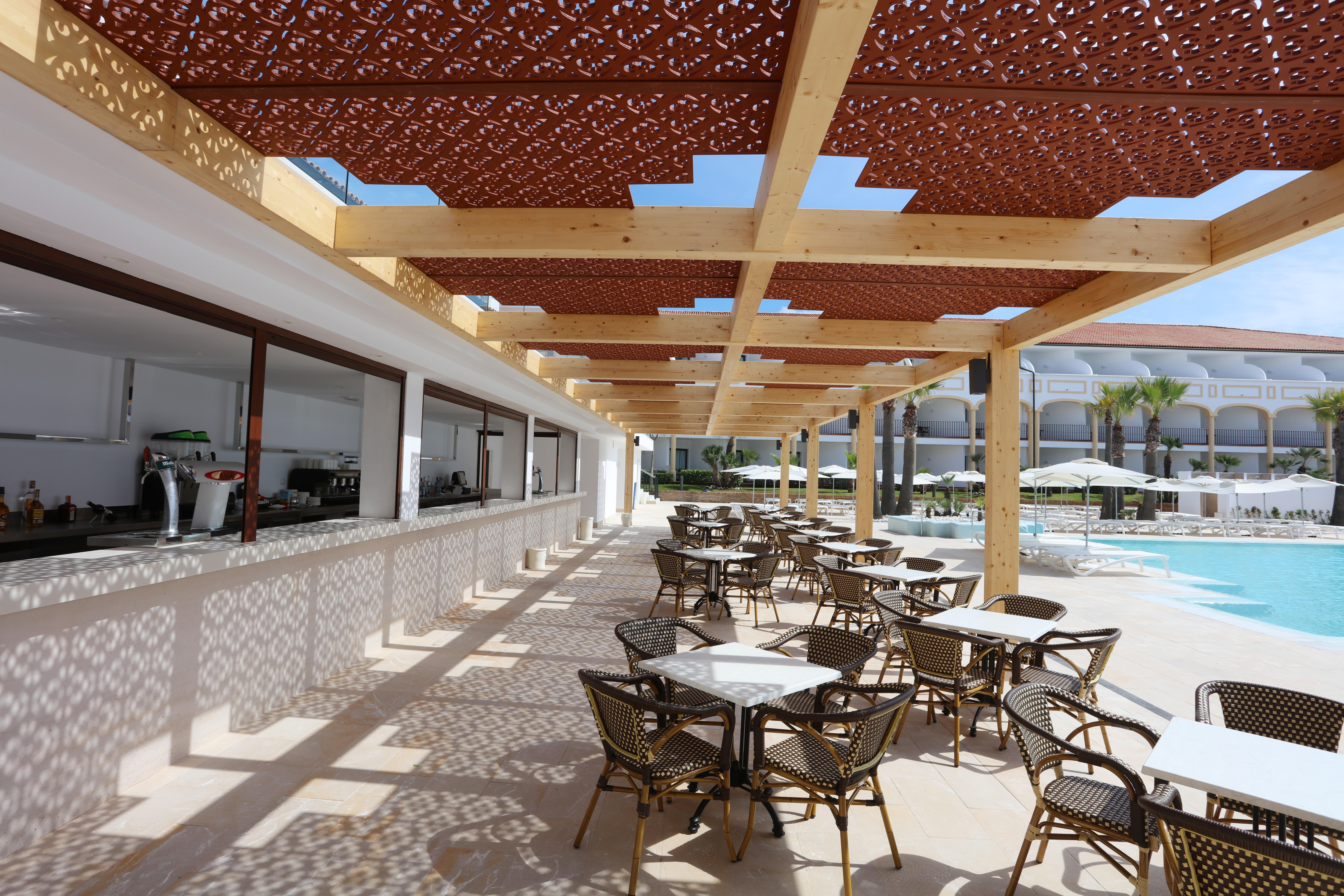 Iberostar Selection Andalucia Playa Hotel Chiclana de la Frontera Ngoại thất bức ảnh The pool bar at the hotel