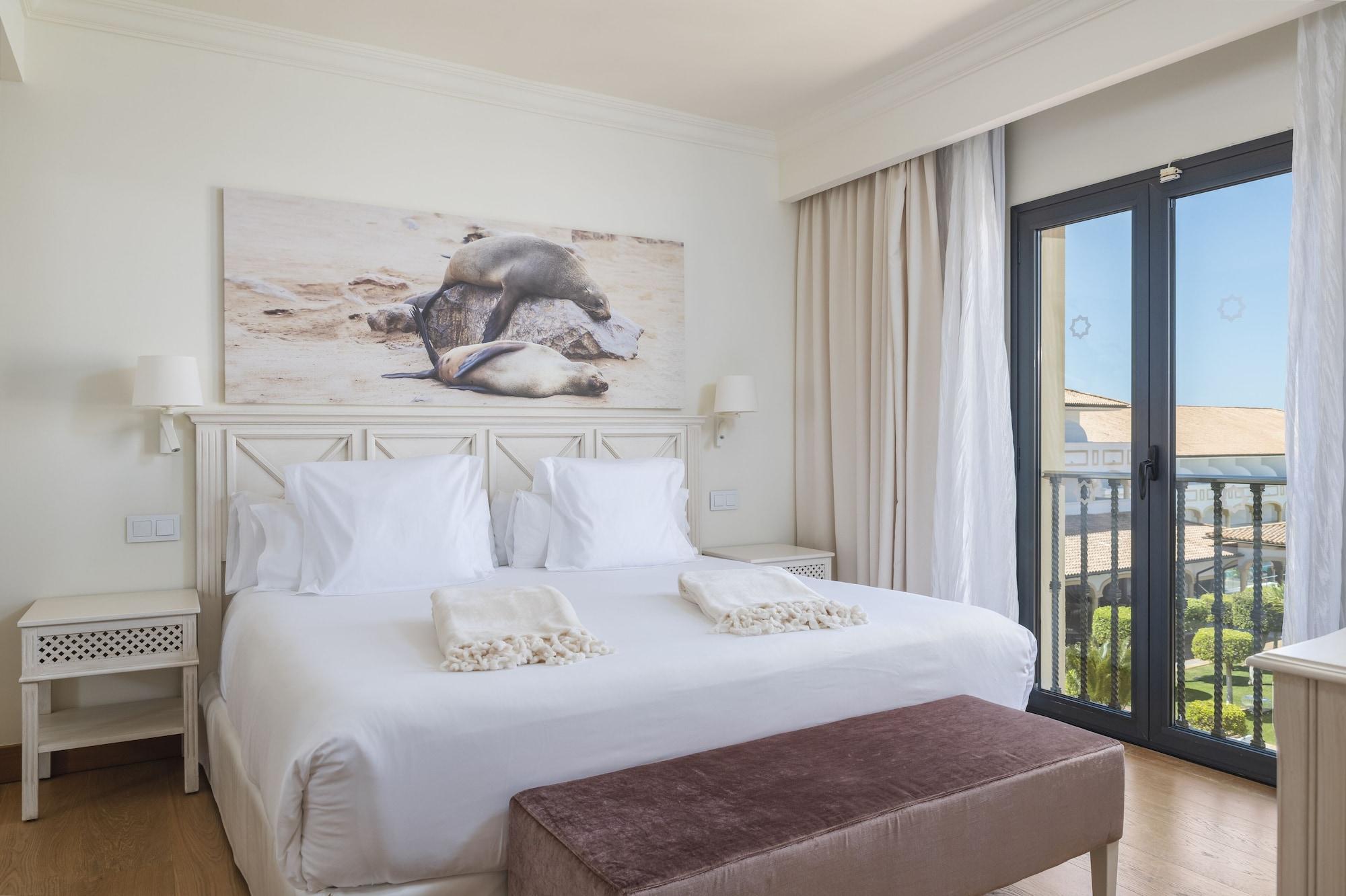 Iberostar Selection Andalucia Playa Hotel Chiclana de la Frontera Ngoại thất bức ảnh A bedroom at the hotel