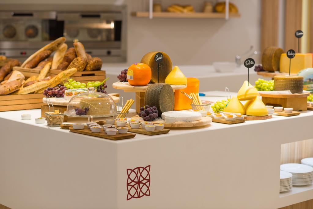 Iberostar Selection Andalucia Playa Hotel Chiclana de la Frontera Ngoại thất bức ảnh Cheese platter